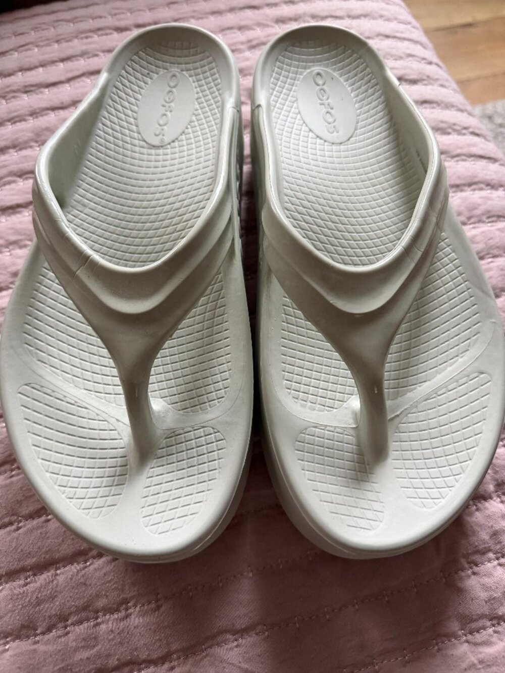 OOFOS Women Creamy Beige White Flip Flop Sandal Higher Style Size 8